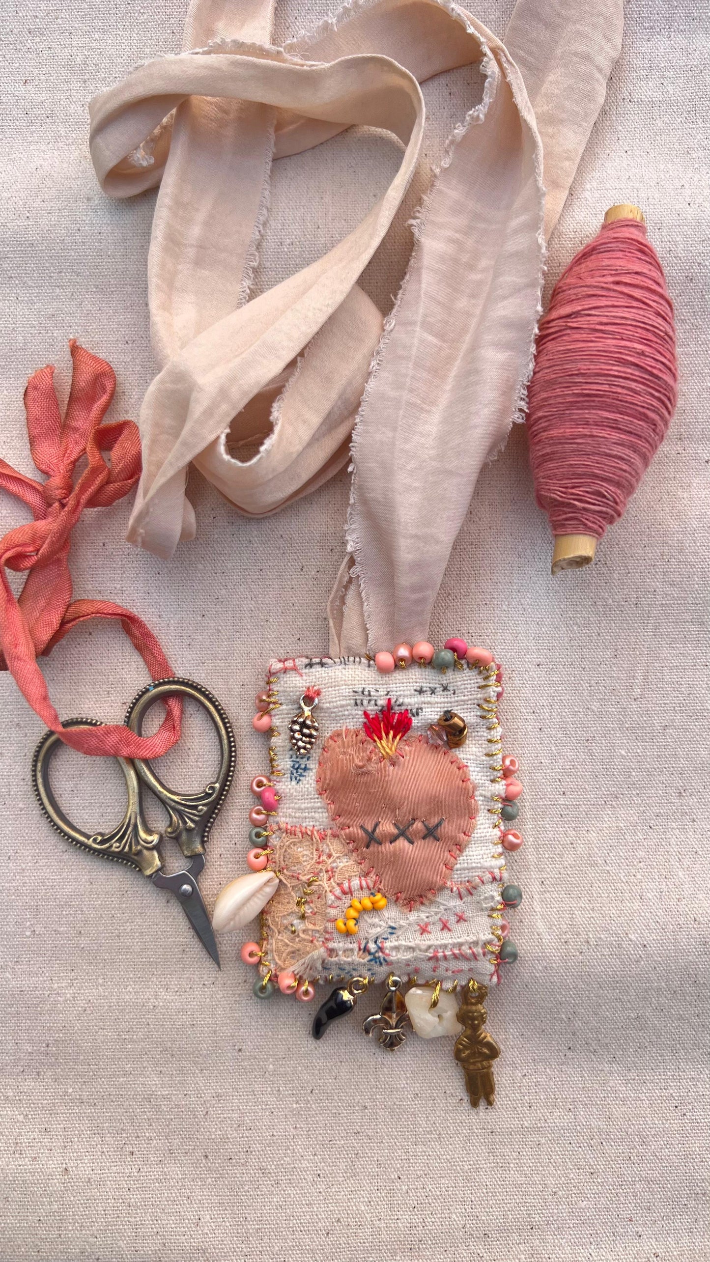 Escapulario / Little Amulet by Aitor Saraiba | 12th Sept