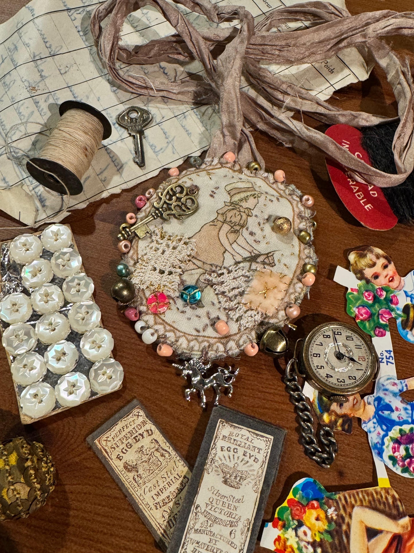 Escapulario / Little Amulet by Aitor Saraiba | 12th Sept