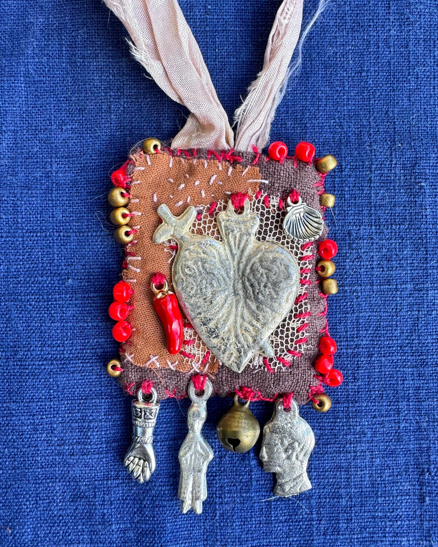 Escapulario / Little Amulet by Aitor Saraiba | 12th Sept