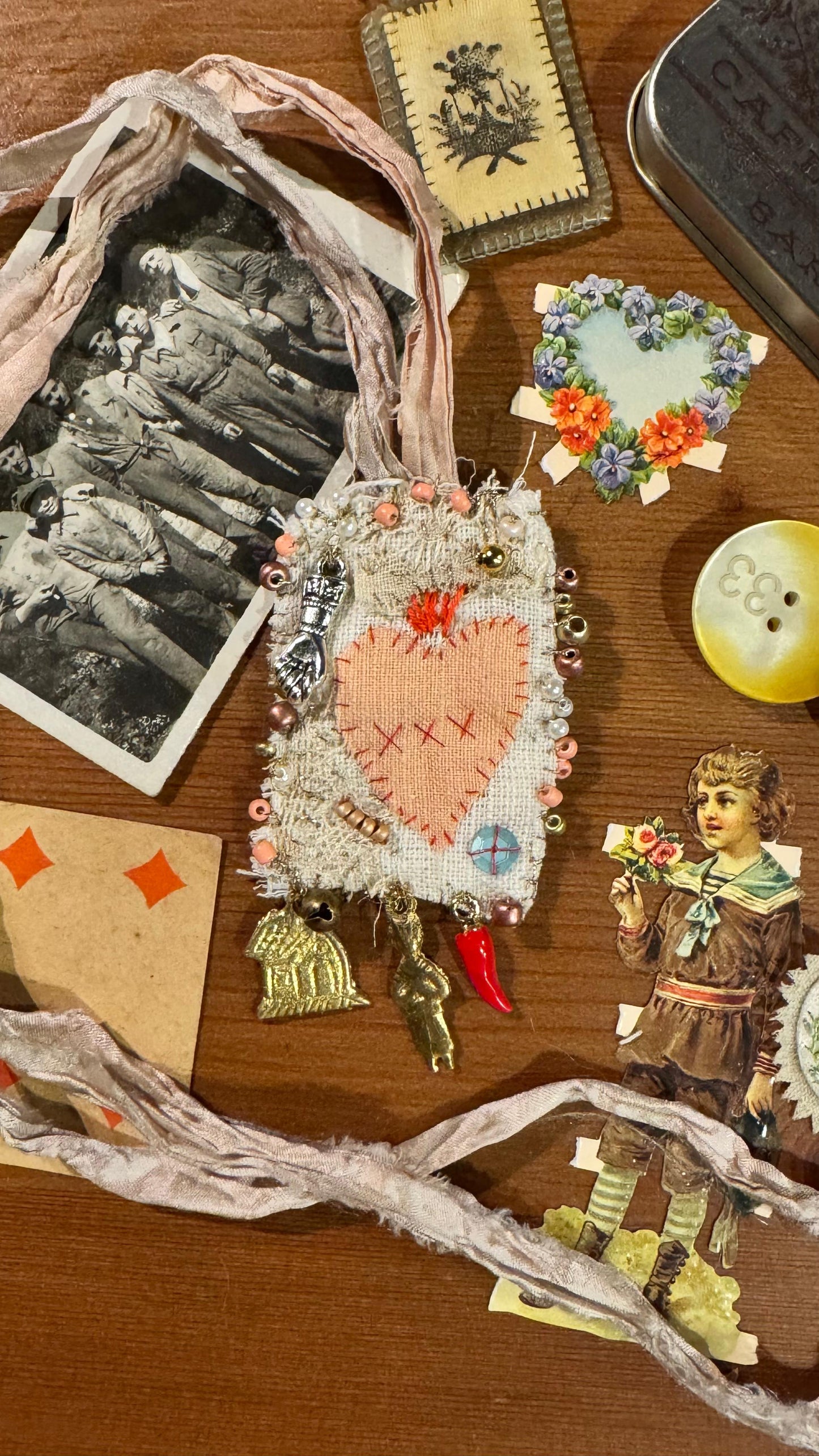 Escapulario / Little Amulet by Aitor Saraiba | 12th Sept